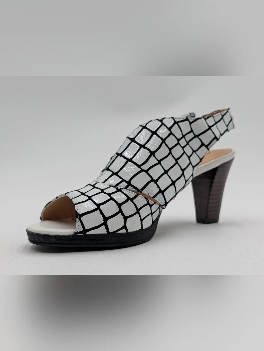 Bella Vita Size 7M Croc-Embossed Leather Slingback Sandal White & Black Peep Toe